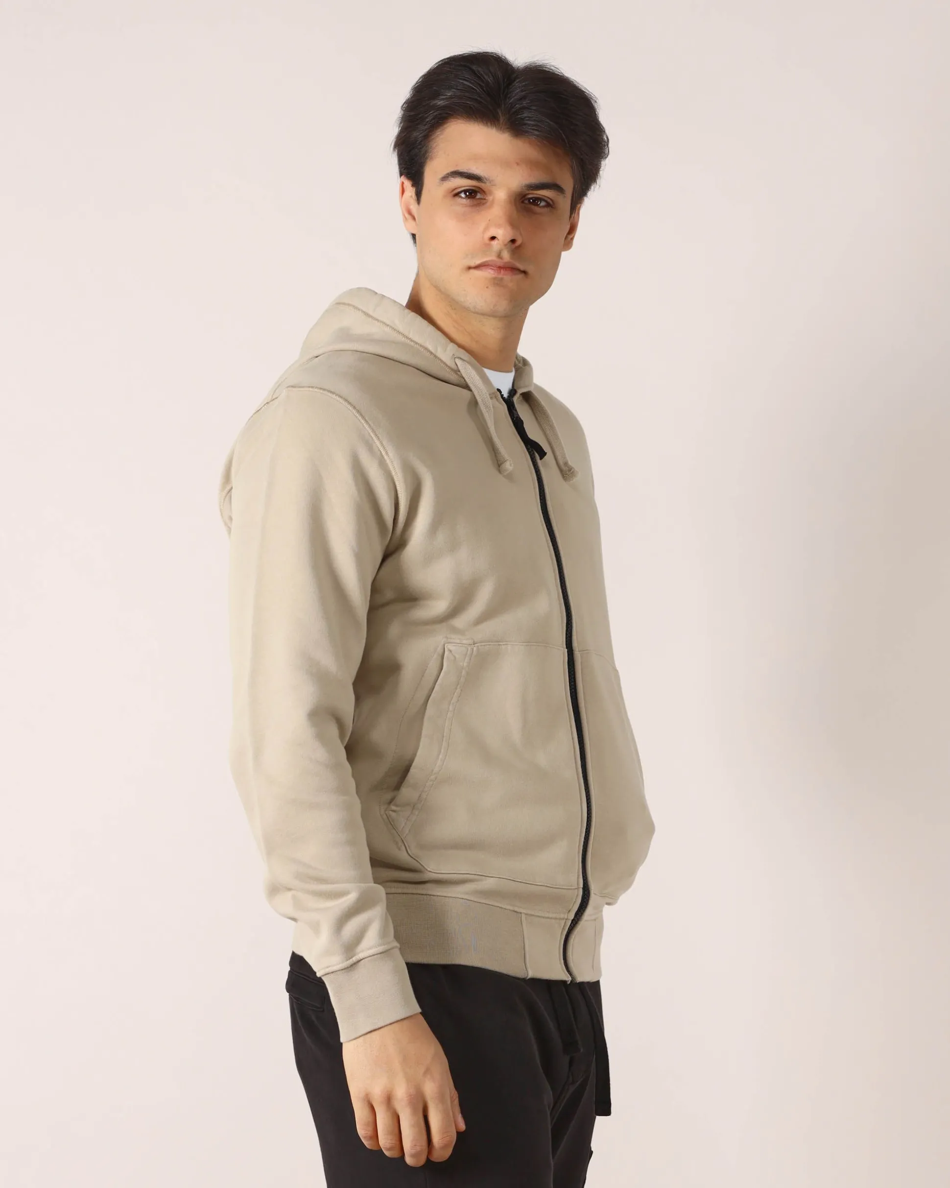 felpa_beige_con_zip_e_cap_2.webp Felpa Beige con Zip e Cappuccio