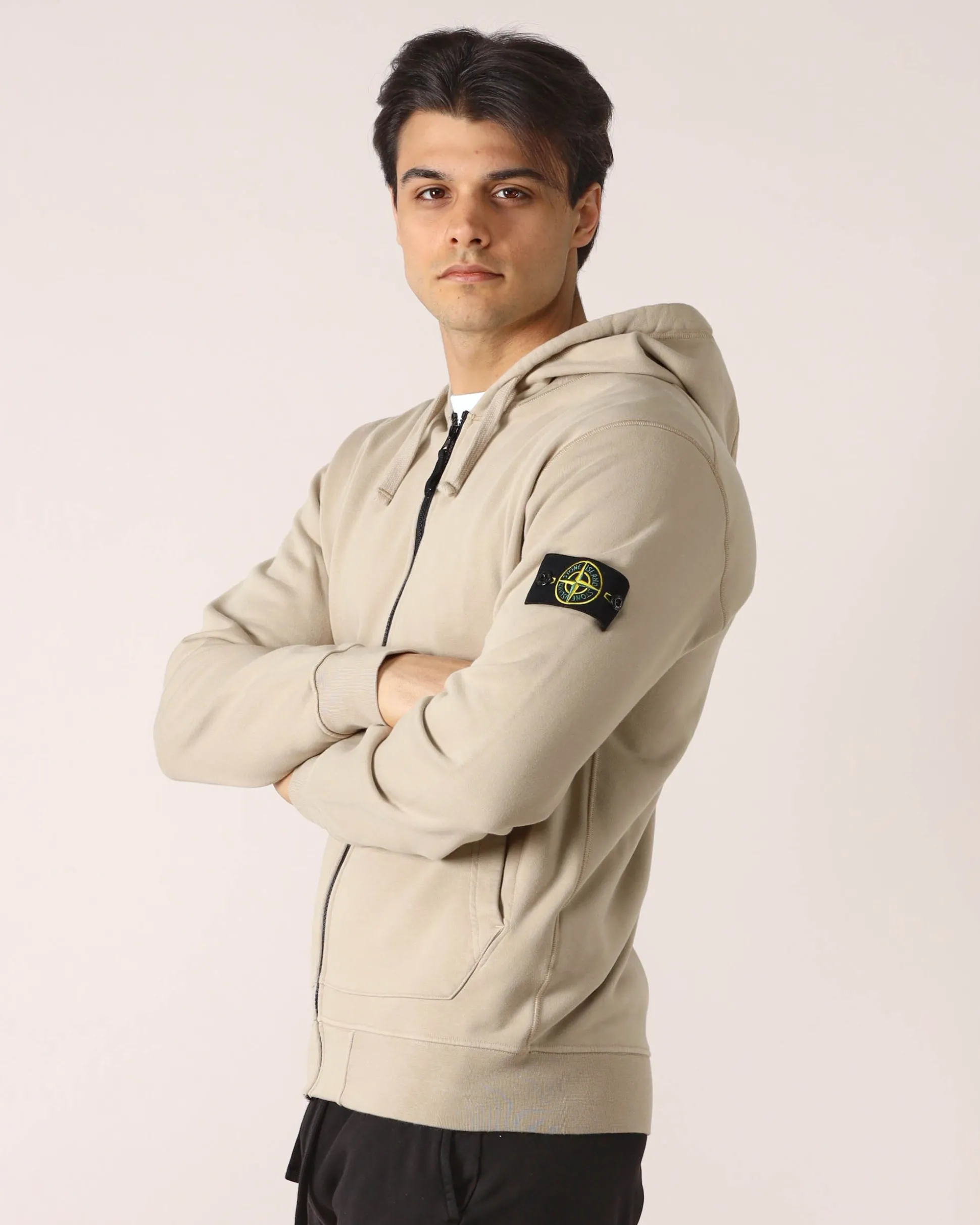 felpa_beige_con_zip_e_cap_3.webp Felpa Beige con Zip e Cappuccio