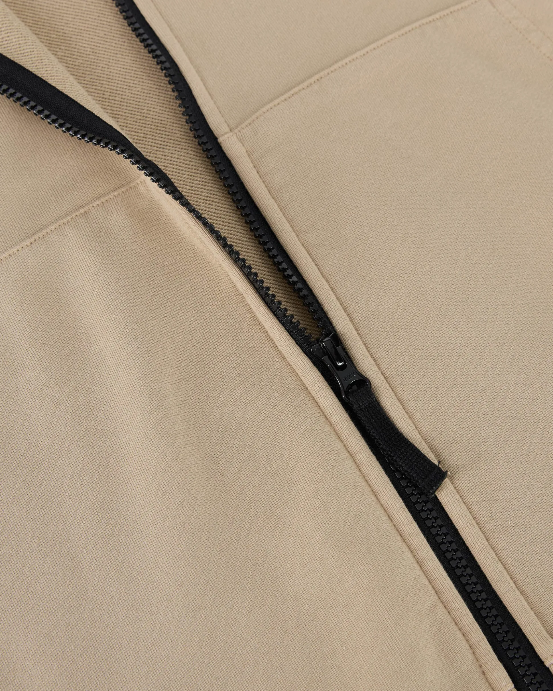 felpa_beige_con_zip_e_cap_5.webp Felpa Beige con Zip e Cappuccio