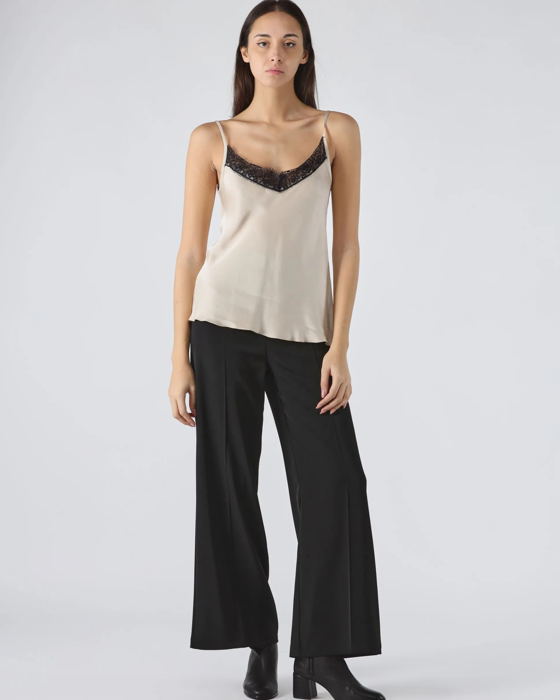 Top unito con pizzo nero