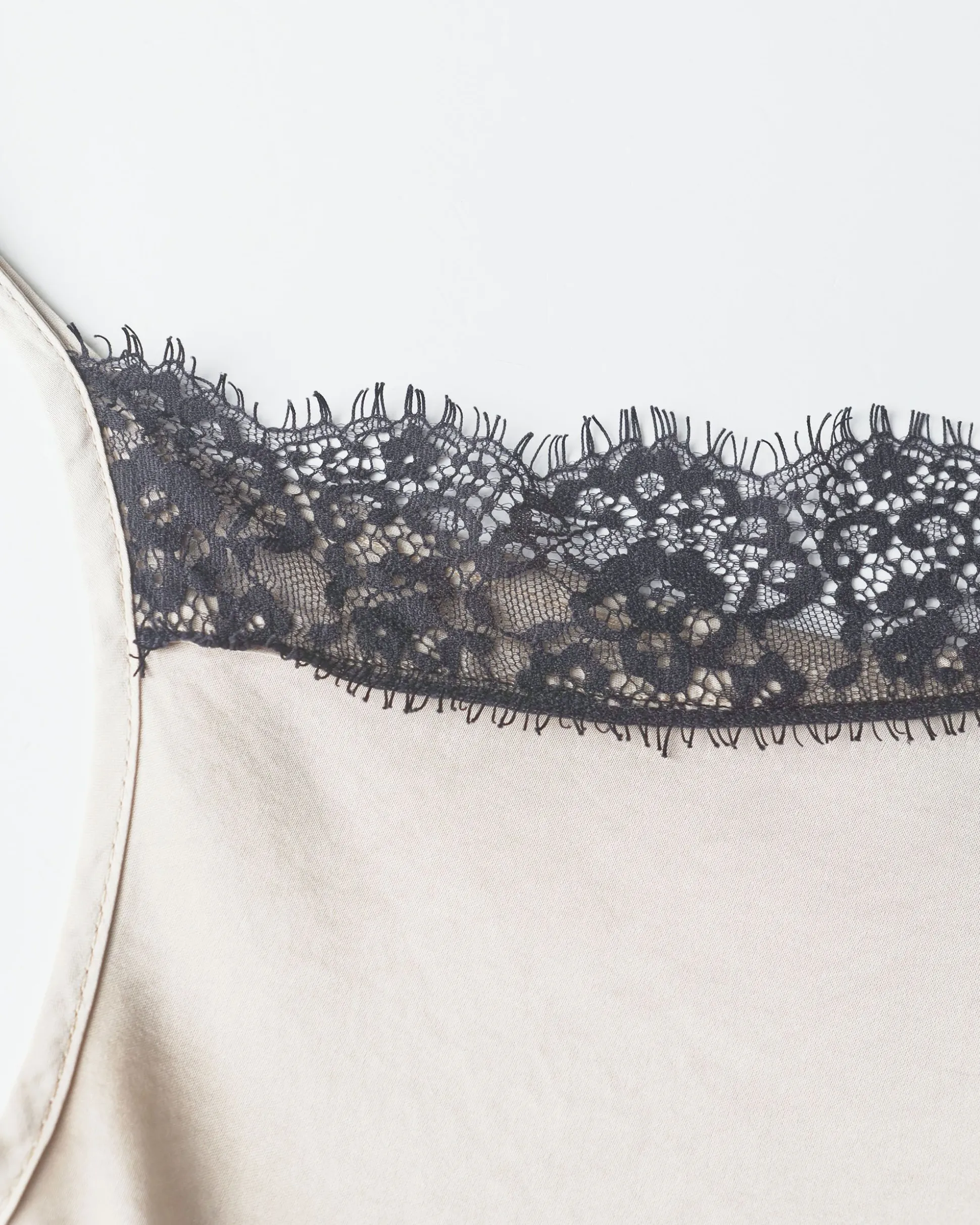 top_unito_con_pizzo_nero_5-2.webp Top unito con pizzo nero